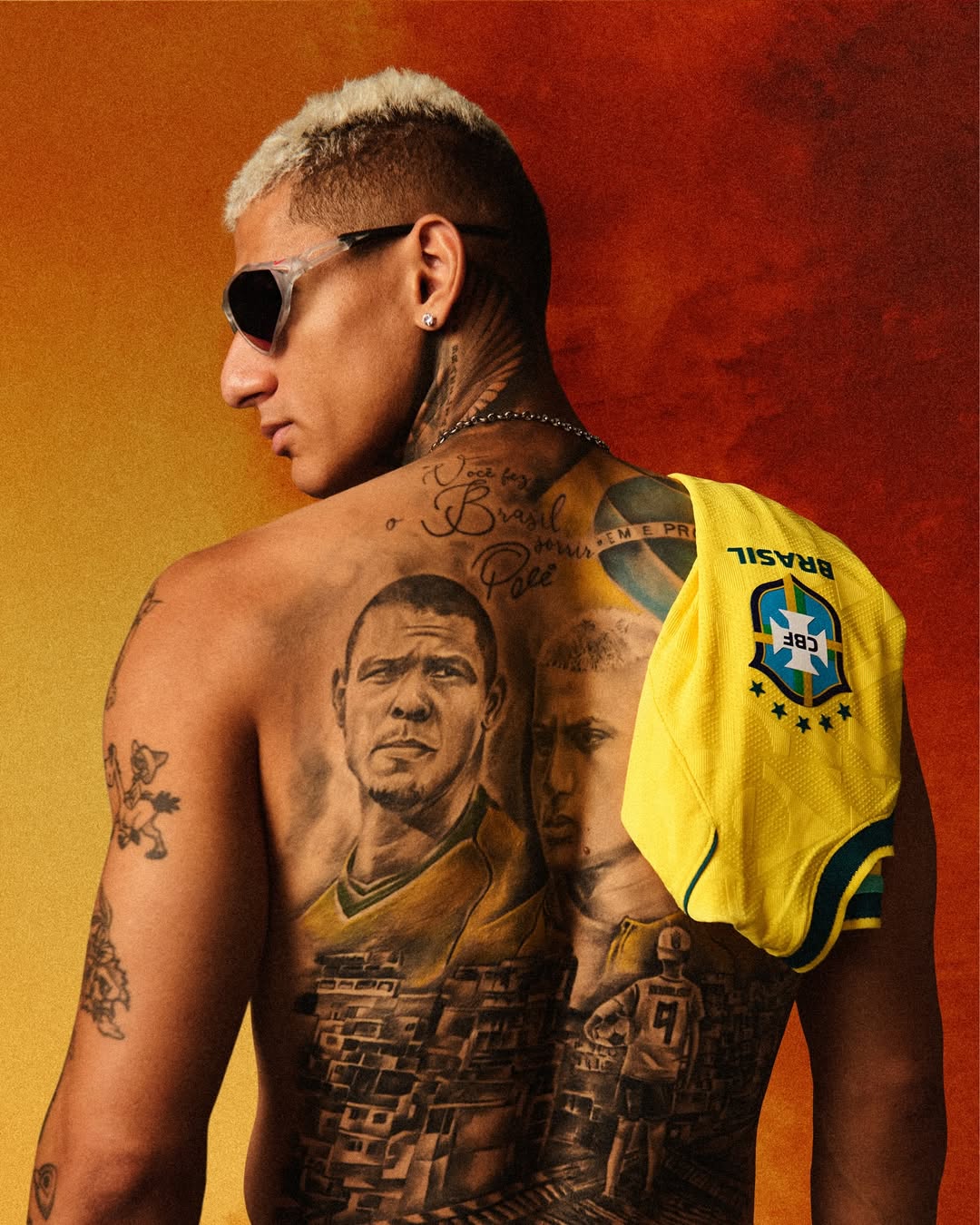 Detalhe do escudo CBF bordado na camisa amarela